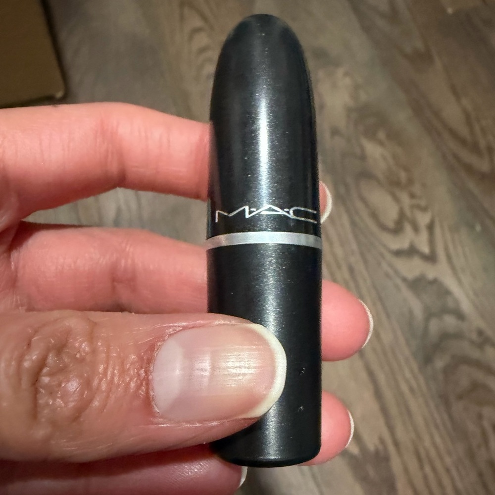 MAC Cosmetics satin rebel Lipstick